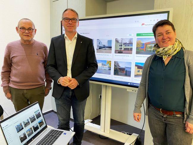 Bürgermeister André Dora (Mitte) stellte das Sportstättenverwaltungsprogramm zusammen mit dem Vorsitzenden Stadtsportverbands Peter Amsel (links) und der Leiterin der Schul- und Sportverwaltung Raphaela Tewes vor.