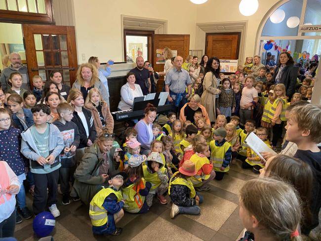 Großer Andrang im Eingangsbereich des Rathauses