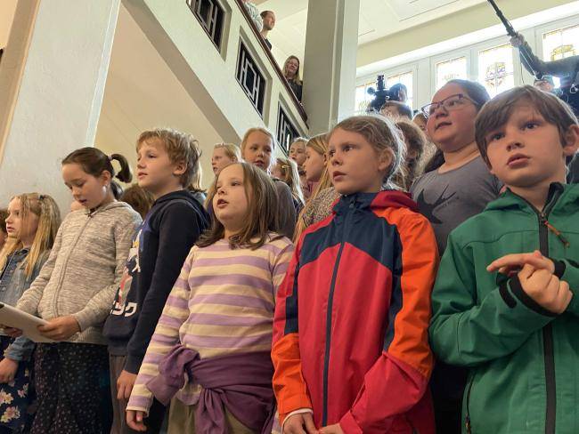 Der Chor der Albert-Schweitzer-Schule singt zur Eröffnung auf der Rathaustreppe im Eingangsbereich.