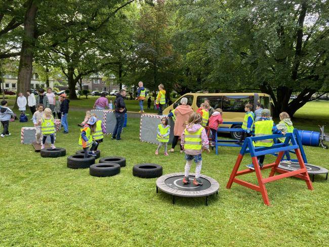 Die Kinder haben viel Spaß mit der Mobilen Bewegungsbaustelle