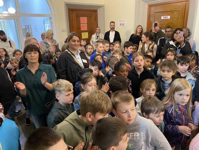 Nicht nur Kinder, sondern auch viele Eltern und die Mitarbeiter*innen der Stadtverwaltung haben sich zum Weltspieltag im Eingangsbereich des Rathauses versammelt. 