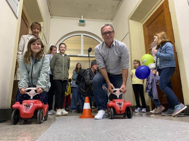 Bürgermeister André Dora beim Bobbycarrennen im Rathaus