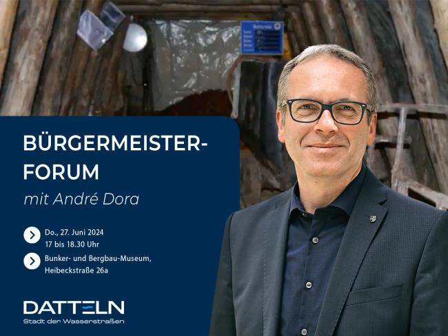 Bürgermeister André Dora vor einem Bild aus dem Bunker- und Bergbaumuseum, außerdem der Hinweis, dass das Bürgermeisterforum am Donnerstag, 27. Juni 2024, in diesem Museum stattfindet.