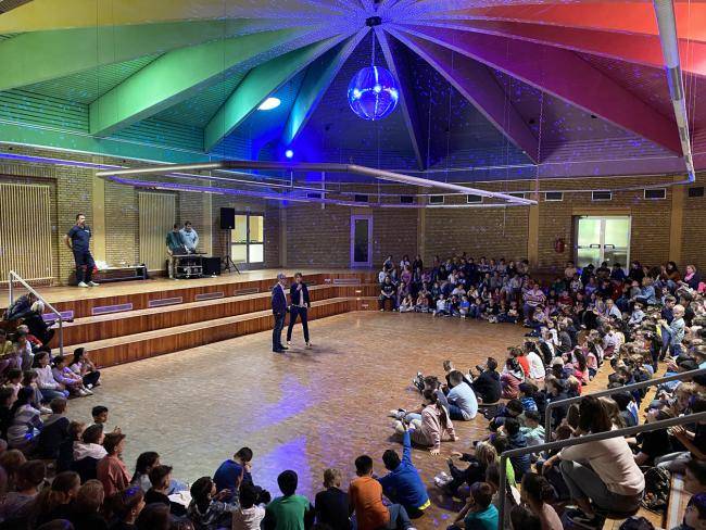 Die Discokugel im Pädagogischen Zentrum der Gustav-Adolfschule wird eingeweiht