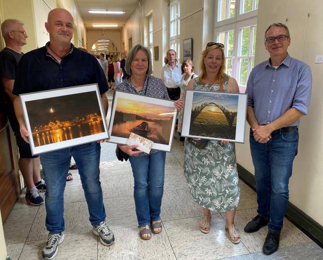 Ausstellungseröffnung RathausGalerie (von links): Christian Groehn (2. Platz),  Petra Fischer (in Vertretung für Claudia Ruhnau, 1. Platz), Anja Schilling (3. Platz) und Bürgermeister André Dora.