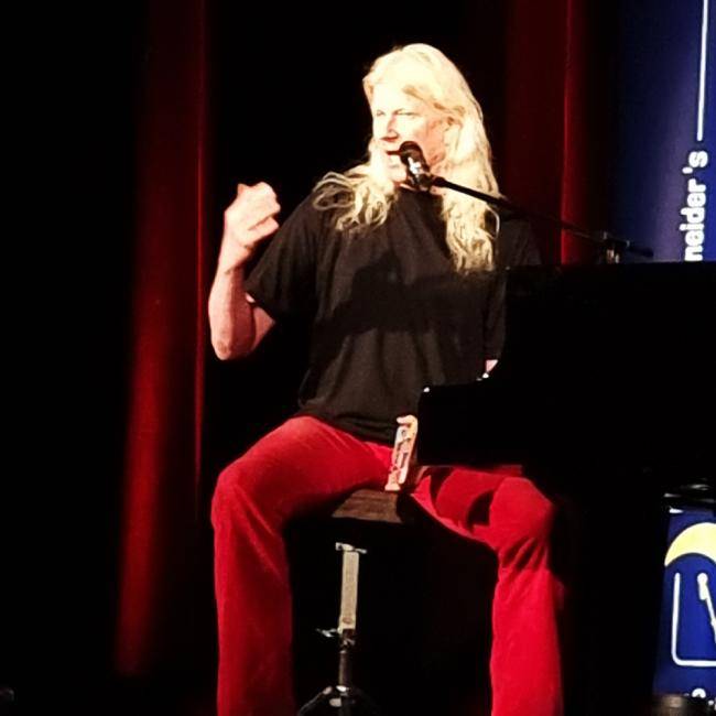 Kabarettist, Liedermacher und Puppenspieler  Gunzi Heil auf der Bühne der Stadthalle