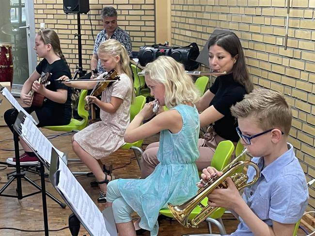 Junge Musiker*innen und Lehrkräfte der Musikschule der Stadt Datteln bei einem Konzert im Pädagogischen Zentrum der Gustav-Adolf-Schule
