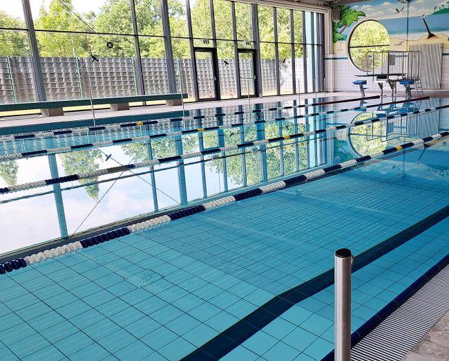 Das gefüllte Becken des Stadtbads nach der Sanierung und vor der Wiedereröffnung