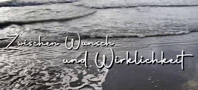 Meeresufer und die Aufschrift "Zwischen Wunsch und Wirklichkeit"