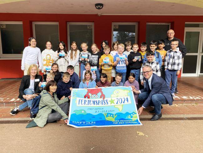 Bürgermeister André Dora hat das Ferienspaßprogramm zusammen an der Böckenheckstraße mit der dritten Klasse, Schulleiterin Birgit Schneider und Mitarbeiter*innen der Kinder- und Jugendarbeit vorgestellt. 