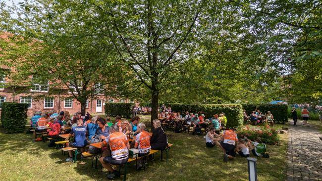 NRW Radtour 2024 Haus Vogelsang Pause Haus Vogelsang Menschen in Schatten