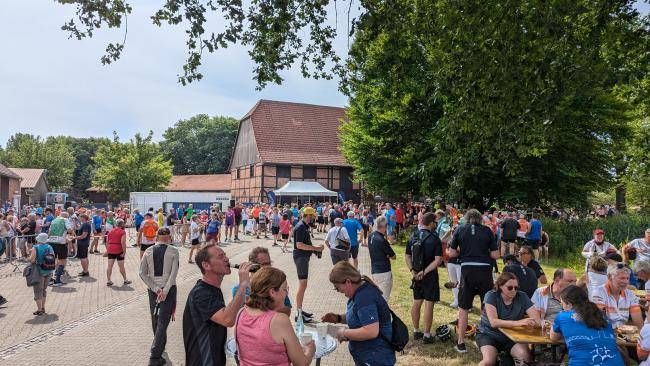 NRW Radtour 2024 Haus Vogelsang Pause Haus Vogelsang Menschen vor Bühne