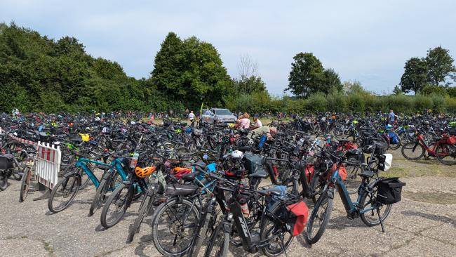 NRW Radtour 2024 Haus Vogelsang Pause Haus Vogelsang abgestellte Fahrräder
