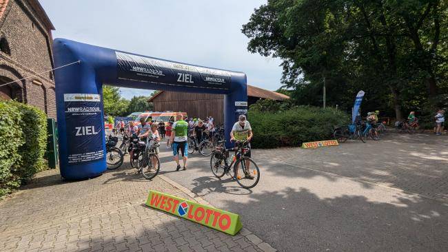 NRW Radtour 2024 Haus Vogelsang Pause Haus Vogelsang Zielbogen