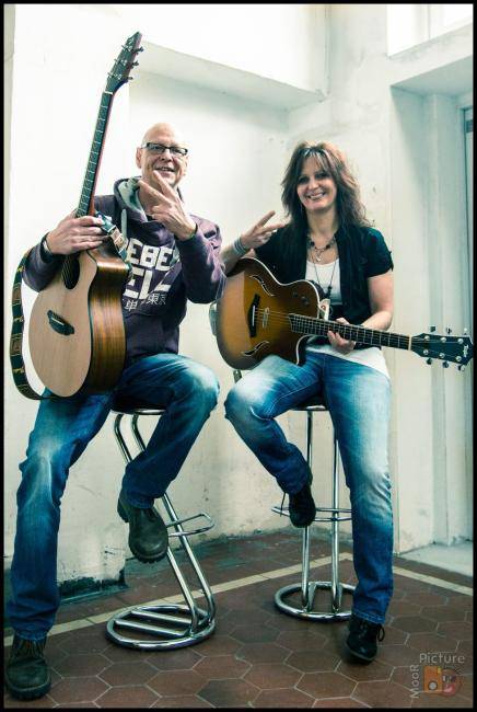 Das Gitarren-Gesangs-Duo Die Zwei