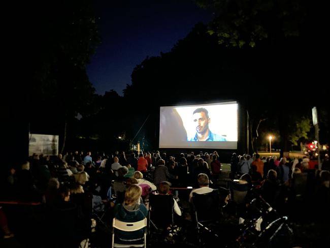 Zuschauer*innen beim Mondscheinkino im Rathauspark
