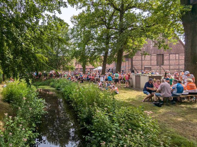 Teilnehmer*innen der NRW-Radtour bei ihrer Rast an Haus Vogelsang