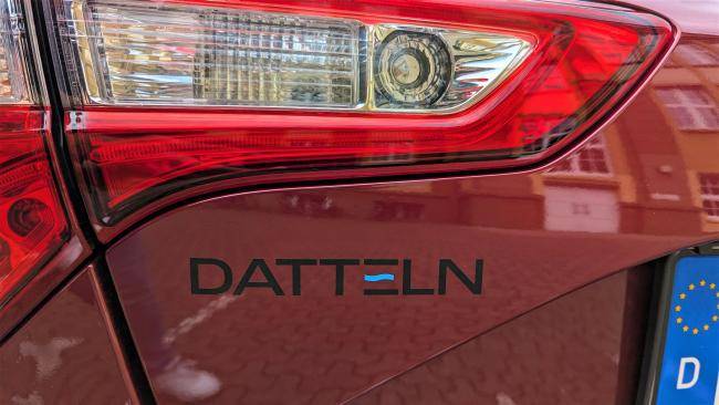 PKW Aufkleber Datteln Logo schwarz auf rotem Auto 