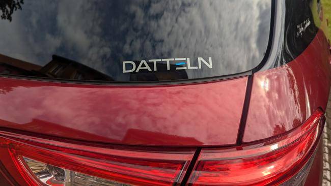 PKW Aufkleber Datteln Logo weiß auf rotem Auto 