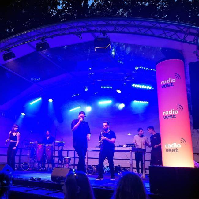 Die Band Deejay Plus auf der Bühne am Rathaus