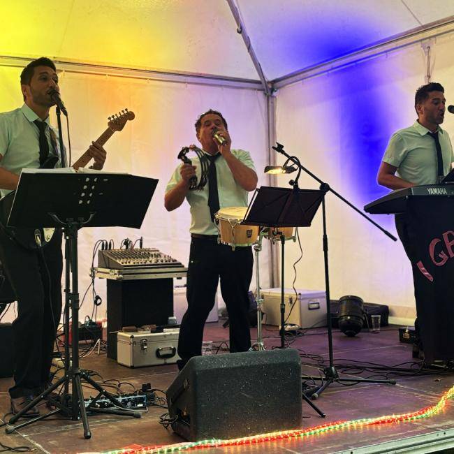 I Gemelli spielen  internationale Musik mit bekannten Hits aus Italien