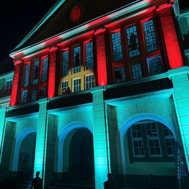 Udo-Lindenberg-Double Karsten Bald auf dem Balkon des beleuchteten Rathauses