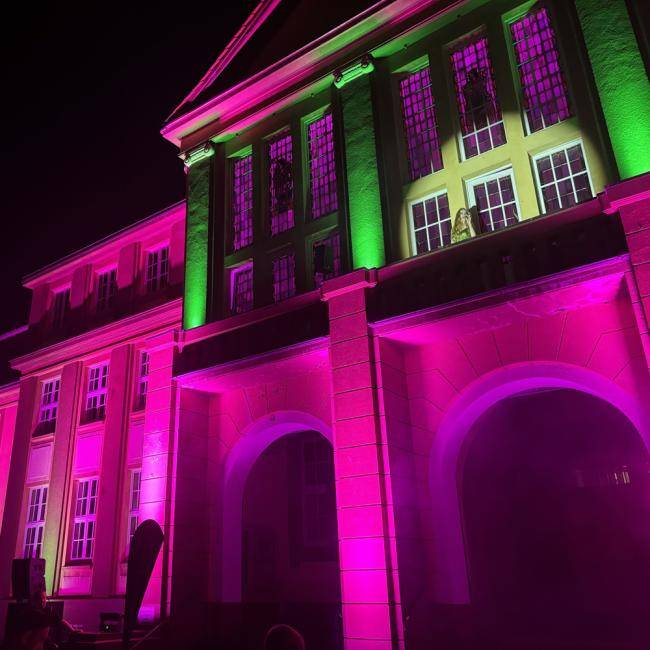 Sarah Bouwers auf dem Balkon des beleuchteten Rathauses