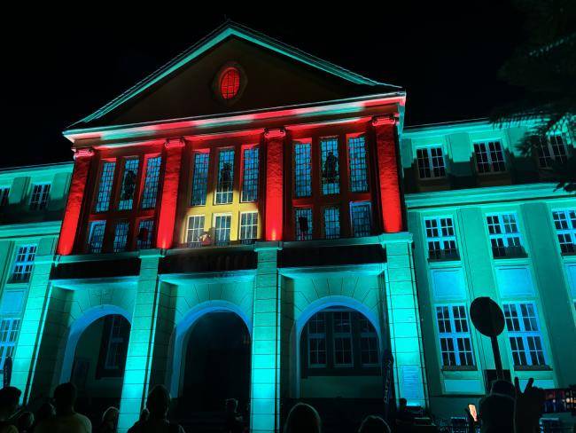 Rathausfest im Licht 2024 mit Udo-Lindenberg-Double Karsten Bald auf dem Balkon des beleuchteten Rathauses