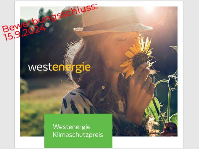 Eine Frau mit Hut riecht an einer Sonnenblume