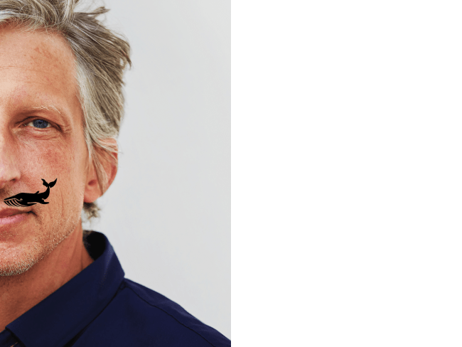 William Wahl mit einem Walsymbol auf der linken Oberlippe