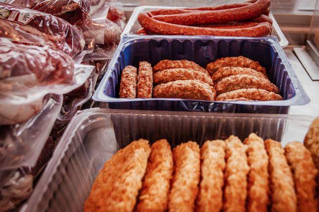 Wochenmarkt Marktstand Fleischerei Kortmann Auslage