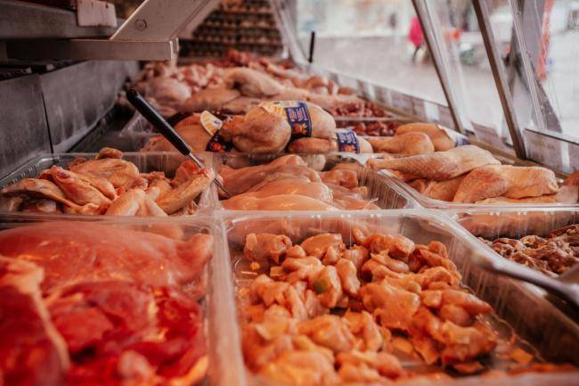 Wochenmarkt Marktstand Fleischerei Kortmann Auslage