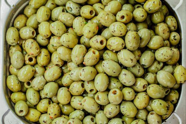 Wochenmarkt Marktstand Feinkost Amine Oliven grün