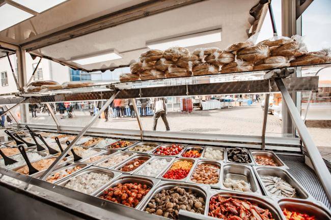 Wochenmarkt Marktstand Feinkost Amine Theke 