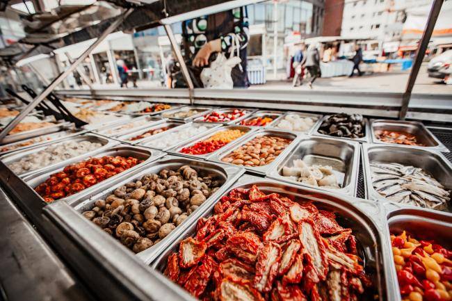 Wochenmarkt Marktstand Feinkost Amine Theke 