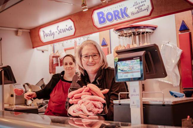 Wochenmarkt Marktstand Fleischerei Bork Bedienung