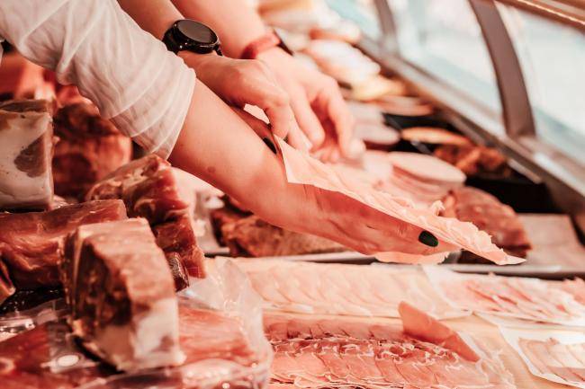 Wochenmarkt Marktstand Tewes-Die Fleischerei Theke 