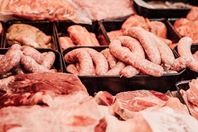 Wochenmarkt Marktstand Tewes-Die Fleischerei Auslage