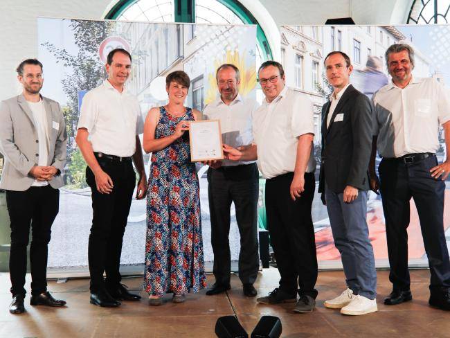 Das Foto zeigt (v. l.): Dr. Sören Groth (Institut für Landes- und Stadtentwicklungsforschung), Nico Janning (Bezirksregierung Münster), Anja Althoff (Radverkehrsbeauftragte und Mobilitätsmanagerin der Stadt Datteln), Oliver Wittke (Vorstandssprecher VRR), Oliver Krischer (NRW-Minister für Umwelt, Naturschutz und Verkehr), Stefan Peltzer (IHK-Netzwerkbüro Betriebliche Mobilität NRW), Michael Zyweg (NRW-Minister für Umwelt, Naturschutz und Verkehr)