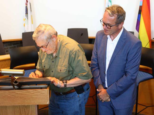 Alan Hoffstadter und Bürgermeister André Dora in Oak Park