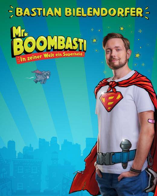 Bastian Bielendorfer als Superheld mit Umhang.
