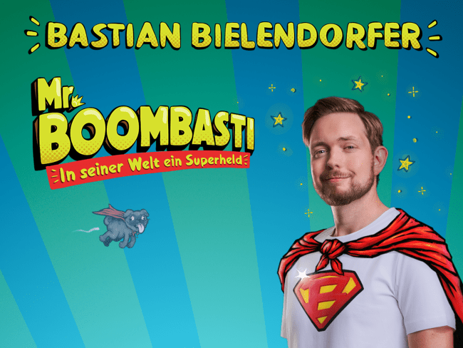 Bastian Bielendorfer als Superheld mit Umhang.