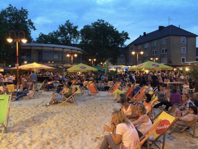 Besucher*innen von "Datteln karibisch" auf dem Neumarkt