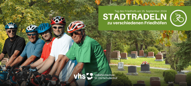 Eine Gruppe Radfahrer vor dem Hintergrund eines freundlich wirkenden und sonnigen Friedhofs. Bildtext: Tag des Friedhofs am 15.09.2024. STADTRADELN zu verschiedenen Friedhöfen.