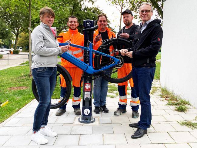 Bild von links: Anja Althoff (Radverkehrsbeauftragte und Mobilitätsmanagerin der Stadt Datteln), Ilias Veziridis (Mitarbeiter KSD), Marvin Müller (KSD), Mike Westhoff (KSD) und Bürgermeister André Dora.