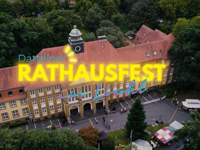 Das Dattelner Rathaus beim Rathausfest im Licht 2024 aus luftiger Höhe 