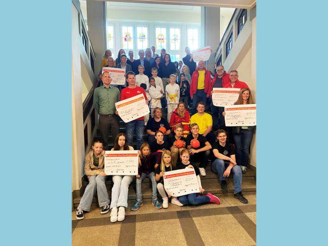 Die sechs Vereine und das Kinder- und Jugendparlament, die das Team E.F.A. mit Spenden bedacht hat.