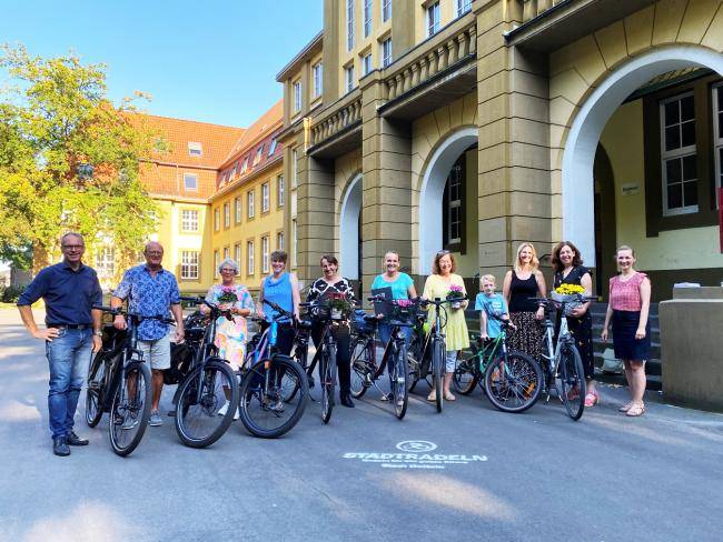 Bürgermeister André Dora mit den Gewinner*innen des Stadtradelns 2023 vor dem Rathaus