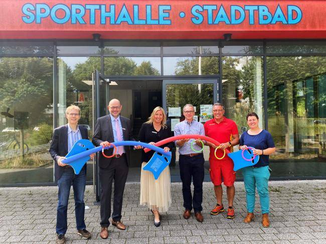 Stellten die Aktion „Schwimmen in den Herbstferien vor (v.l.): Olaf Stümpel (Geschäftsführer DattelNet GmbH), Stefan Merten (Direktor im Markt Datteln der Sparkasse Vest Recklinghausen), Andrea Henneke (Filialleiterin der Volksbank Datteln), Bürgermeister André Dora, Joachim Haas (DLRG-Ortsgruppe Datteln) und Raphaela Tewes (Sachgebietsleiterin Schul- und Sportverwaltung der Stadt Datteln). 