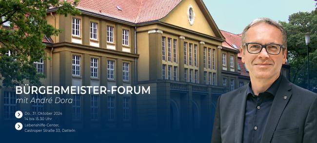 Bürgermeister André Dora vor dem Dattelner Rathaus, außerdem der Hinweis, dass das Bürgermeisterforum am Donnerstag, 31. Oktober 2024, im Lebenshilfe-Center stattfindet